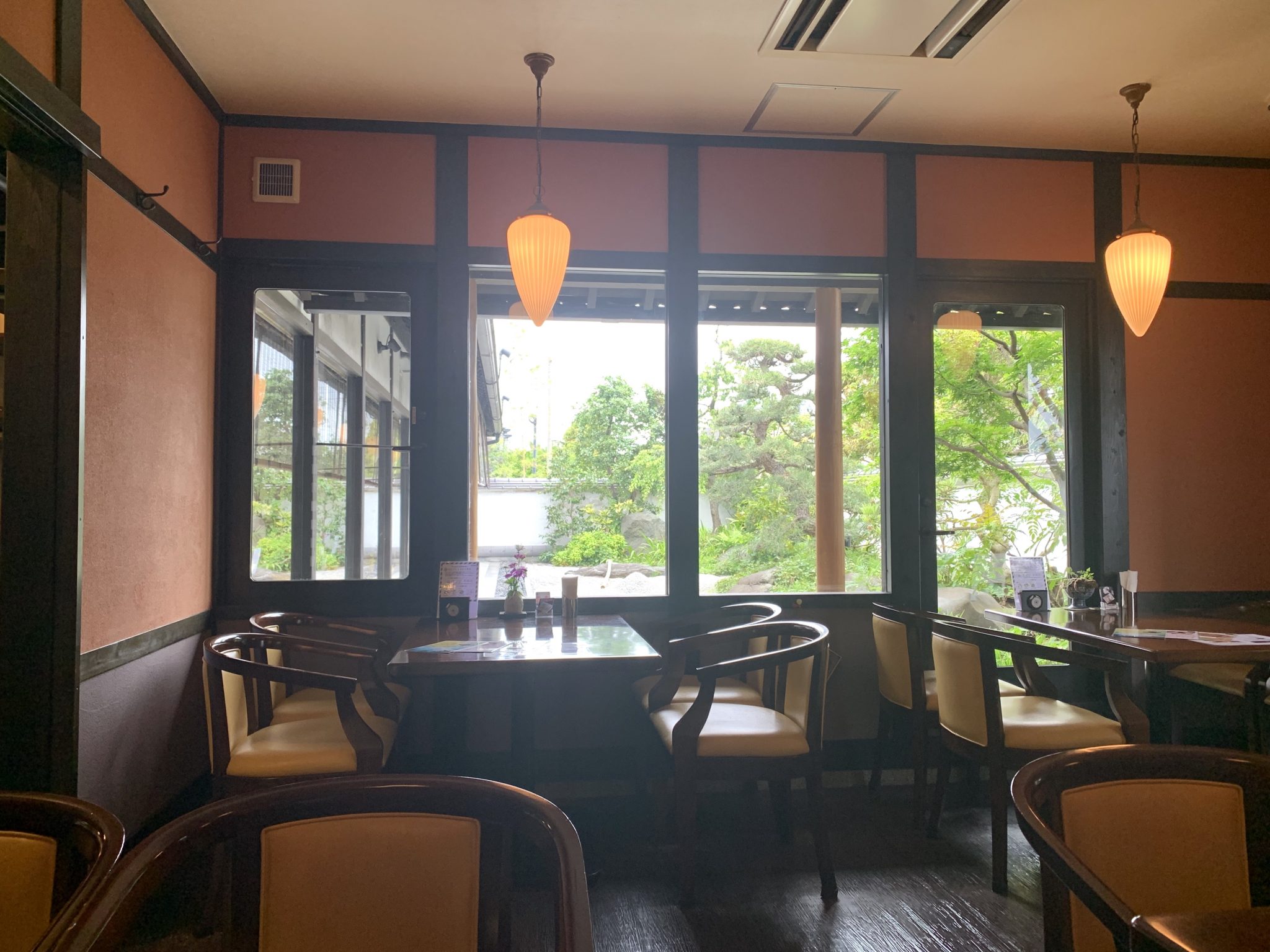 花園インターエリアのカフェ・喫茶店。広々とした店内で、ゆっくりコーヒーを味わえる「珈琲館・蔵・深谷花園店」さん